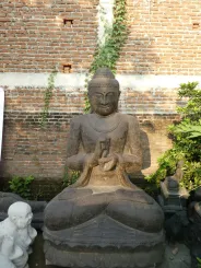 Sitzender Buddha - indischer Stil. 240cm Höhe. Eingefaerbt in der Farbe Antik-Finish 